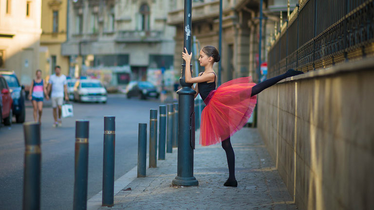 A kis balerina Bukarest utcáin táncol - fotók