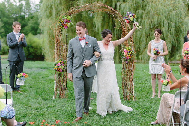 A nagyijukat kérte fel az ifjú pár esküvői virágszórónak – fotók