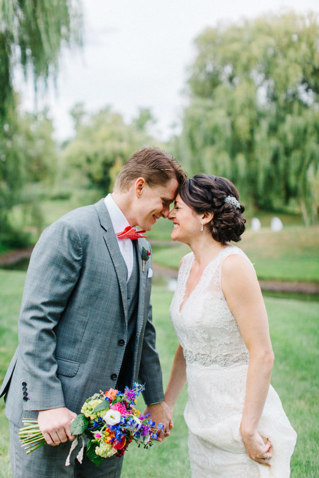 A nagyijukat kérte fel az ifjú pár esküvői virágszórónak – fotók
