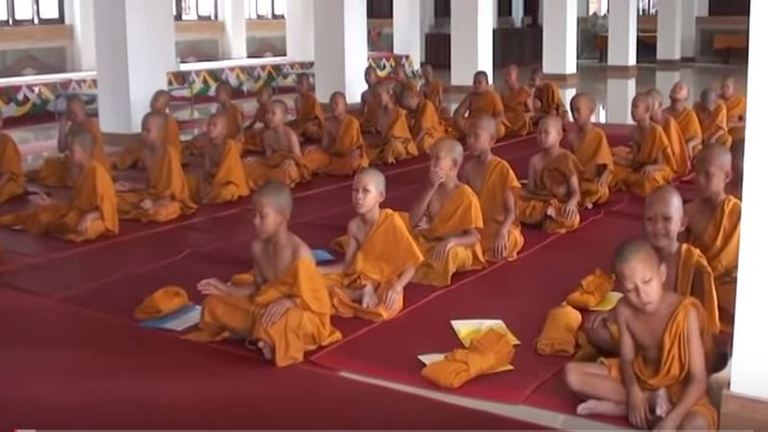 A kicsi szerzetes, aki mindig bealszik az imába - ilyen napirenddel nem csoda!