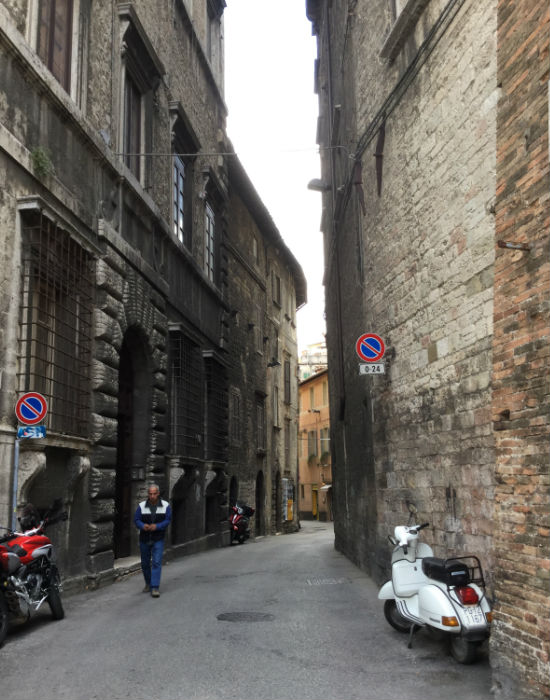 A csokijáról messze földön híres Perugia egyik kis szűk utcája.