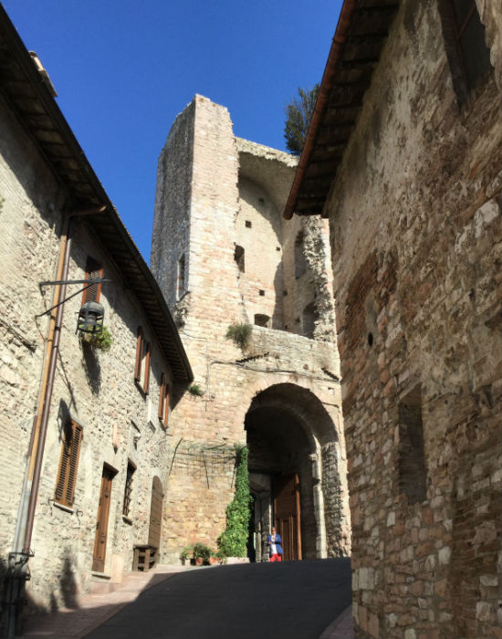 Assisi városának falai is a középkort idézik.