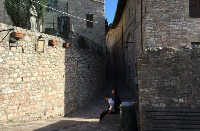 Hangulatos, könnyed séta Assisi szűk utcáin, ahol megszűnik a 21. század. 