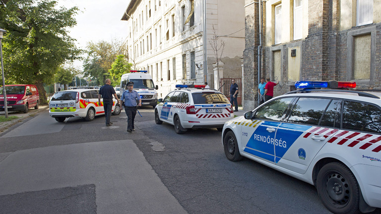 Budapest X. kerületében, a Halom utcában, ahol egy társasház második emeletéről kiesett egy kisfiú.