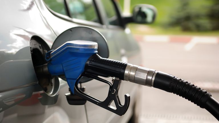 Tovább zuhan a benzin ára pénteken