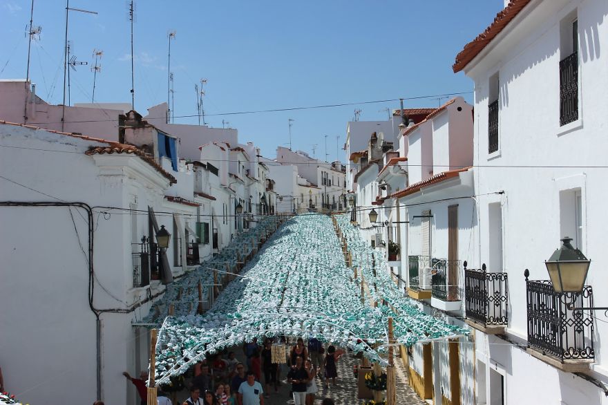 Színes virágok ezrei kápráztatják el a turistákat egy portugál faluban- csodás képek