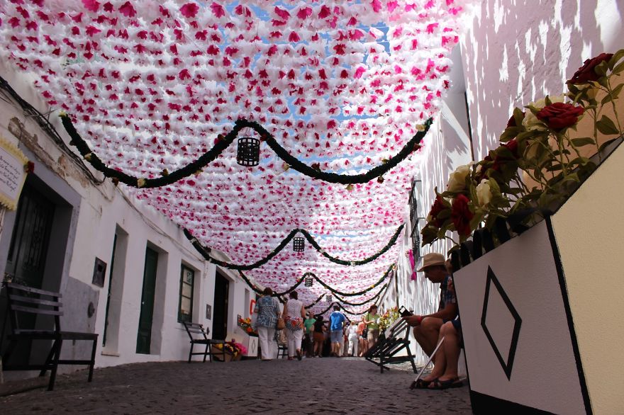 Színes virágok ezrei kápráztatják el a turistákat egy portugál faluban- csodás képek