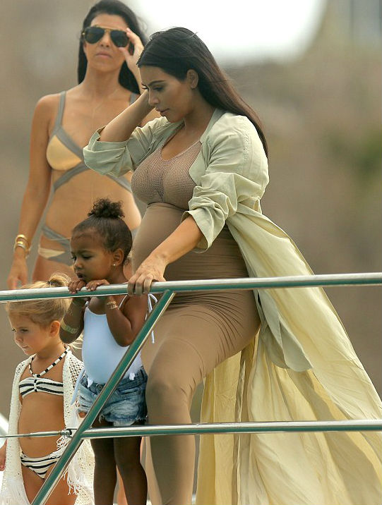Bikinis fotó a kismama Kim Kardashianról