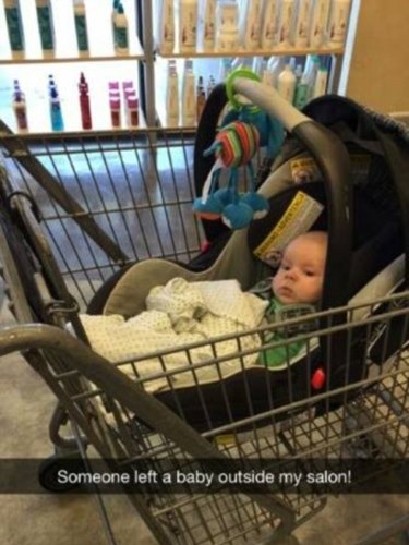 Bevásárlókocsiban a boltban hagyta kisbabáját az anya