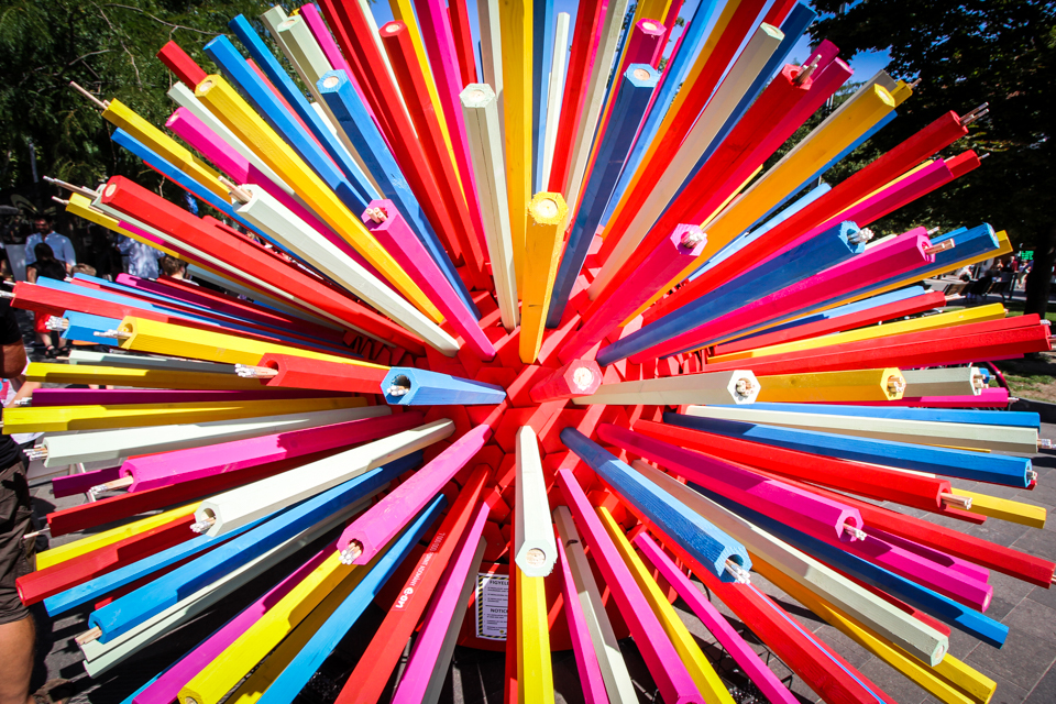 Óriás ceruzákkal gyűjtenek adományokat iskolakezdéshez