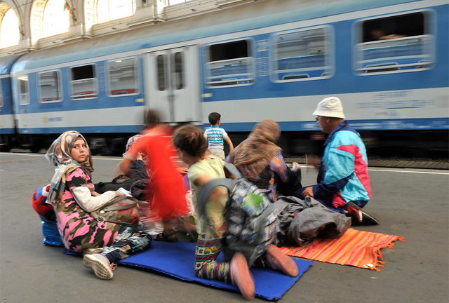  Vonatra várakozó illegális bevándorlók a budapesti Keleti pályaudvaron - MTI Fotó: Kovács Tamás