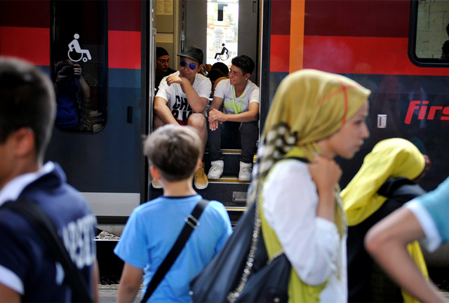 A Münchenbe induló vonatra várakozó illegális bevándorlók 