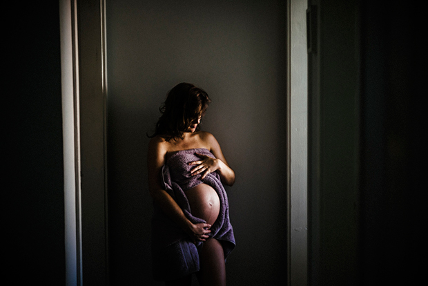 Meghitt várakozás: felesége otthon szülését örökítette meg a férj - fotók