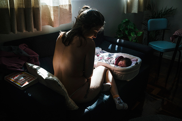 Meghitt várakozás: felesége otthon szülését örökítette meg a férj - fotók