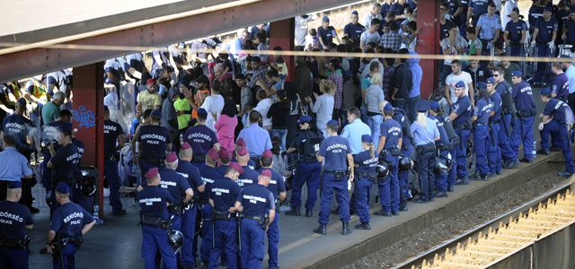 A síneknél tiltakoztak migránsok Kőbánya-Kispesten