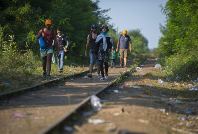  Migránsok mennek a síneken a Röszke melletti vasúti átjáró felé, a magyar-szerb határon 2015. szeptember 2-án. MTI Fotó: Cseke Csilla