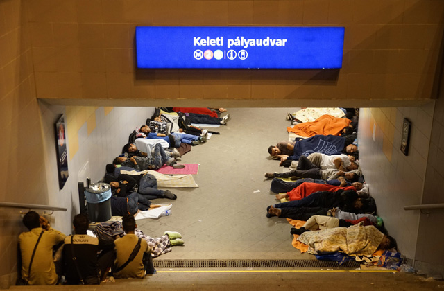 Illegális bevándorlók a budapesti Keleti pályaudvar aluljárójában 2015. szeptember 3-án. A rendőrség nem engedi őket felszállni a Németországba induló vonatra. MTI Fotó: Balogh Zoltán