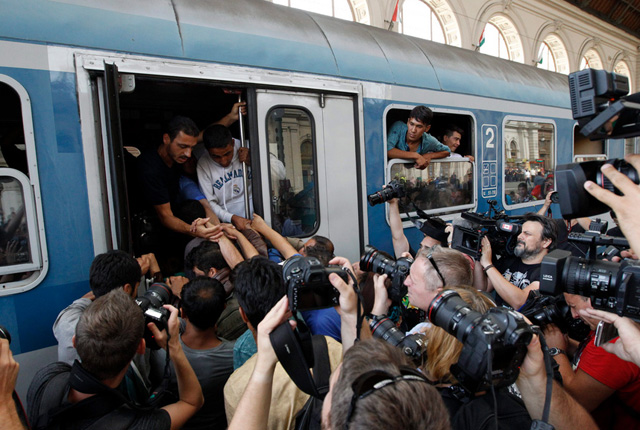 Illegális bevándorlók felszállnak egy Győrbe tartó vonatra 