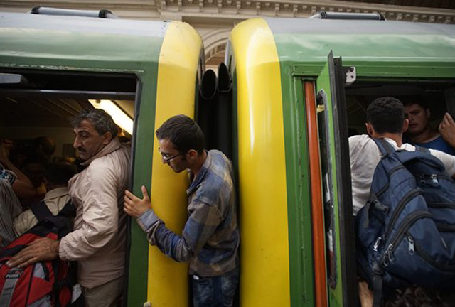llegális bevándorlók egy Győrbe tartó vonaton a Keleti pályaudvaron 2015. szeptember 3-án. MTI Fotó: Balogh Zoltán