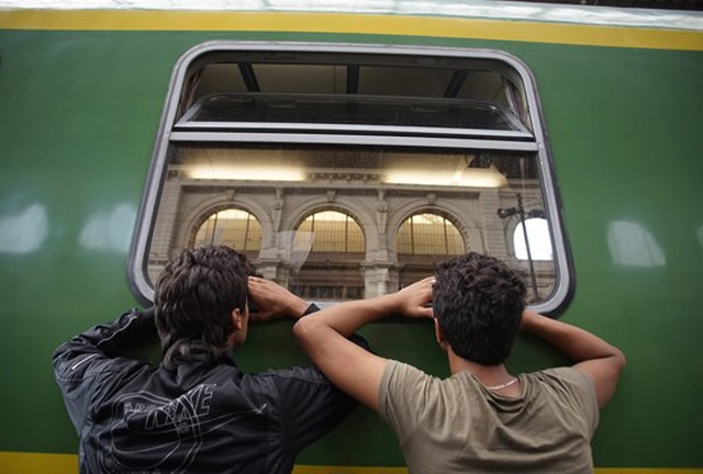 llegális bevándorlók egy Győrbe tartó vonaton a Keleti pályaudvaron 2015. szeptember 3-án. MTI Fotó: Balogh Zoltán