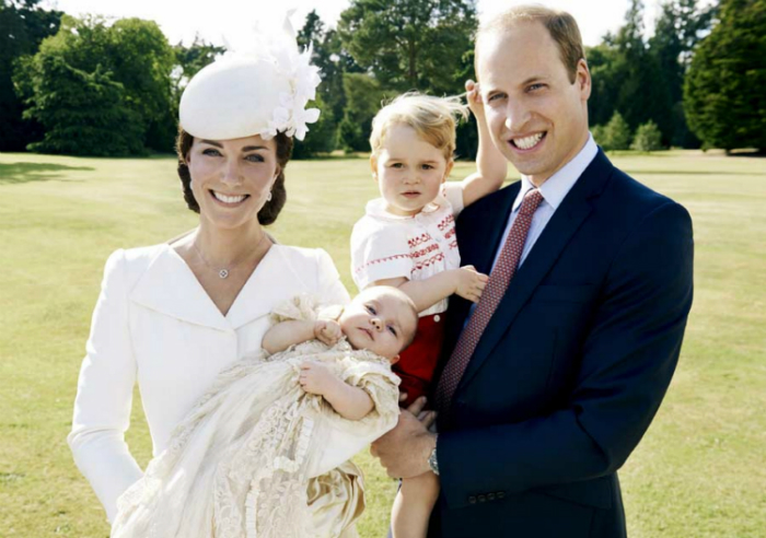 A királyi család rajongói és tisztelői nagyon várják már a következő családi fotókat, mert utoljára a keresztelőn láthatták Charlotte hercegnőt