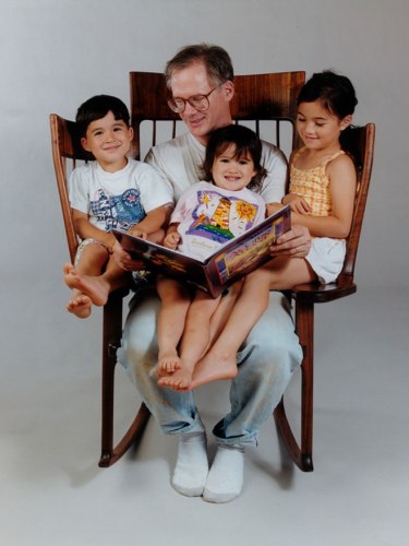 Különleges széket készített az apa, hogy mindhárom gyermeke köré ülhessen