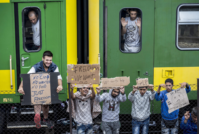Bicskén tüntetnek a vonaton éjszakázó migránsok