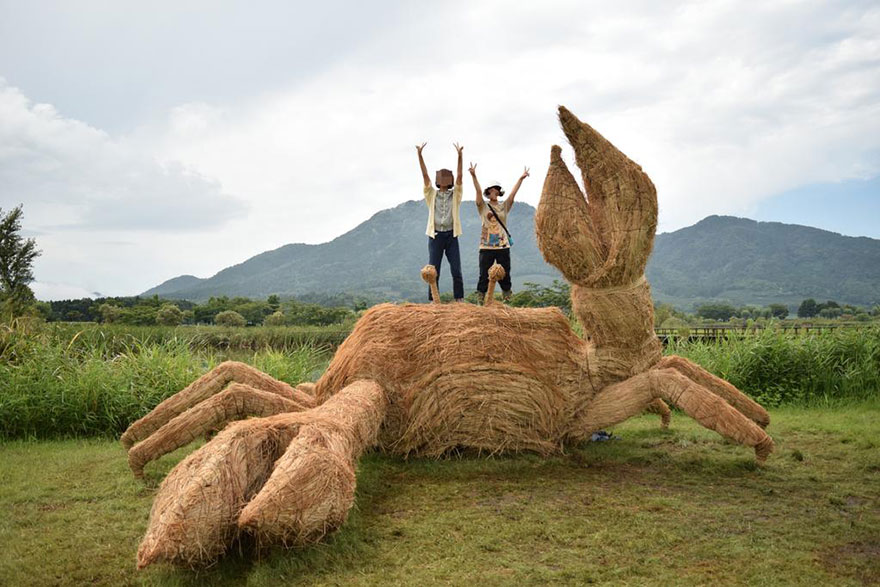 Félelmetes és hatalmas dinoszauruszok bukkant fel egy mezőn Japánban