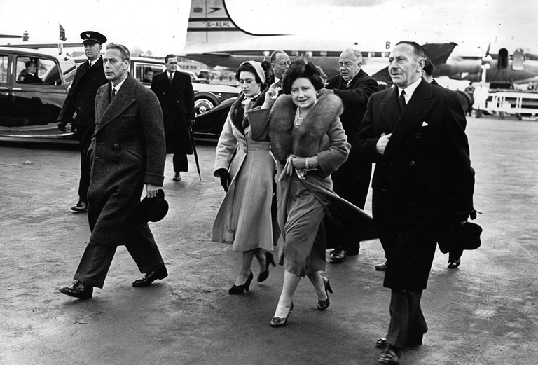 VI. György, Erzsébet királyné és Margit hercegnő a repülőtéren (Fotó: Getty Images)