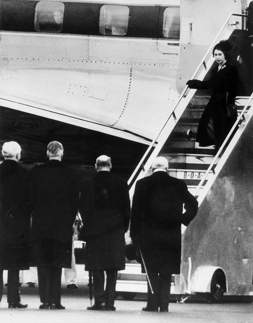 Erzsébetet fogadja a repülőtéren Lord Woolton, Anthony Eden, clement atlee and Winston Churchill