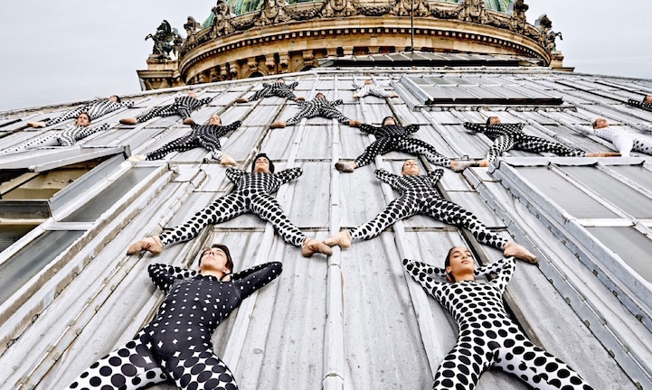 Elképesztő fotók: Párizs tetőin balettoznak a táncosok
