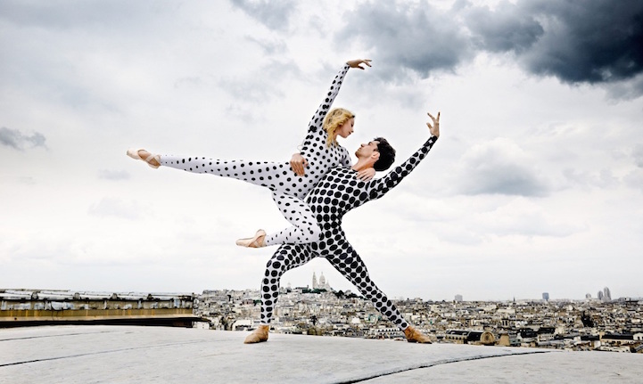 Elképesztő fotók: Párizs tetőin balettoznak a táncosok