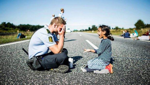 A dán rendőr és a menekült kislány fotója robbantotta fel a netet