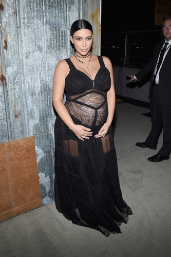 Kim Kardashian átlátszó kismamaruhában parádézott - fotók