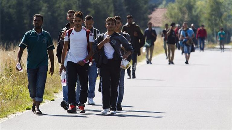 A magyar-osztrák határ felé tartó illegális bevándorlók Pinkamindszent határában 2015. szeptember 12-én. MTI Fotó: Varga György