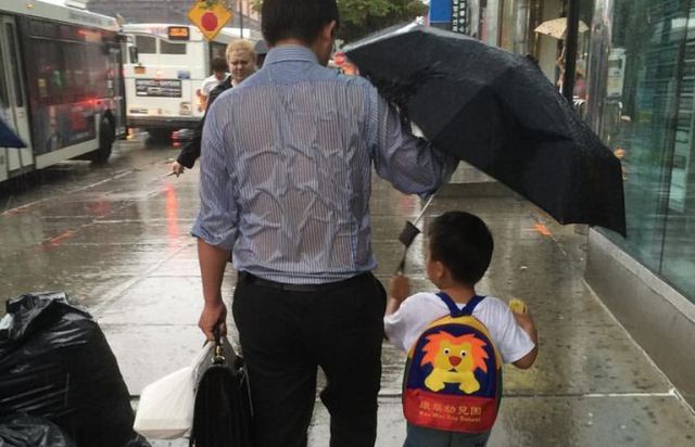 Egy apa, aki az esernyőjével az önzetlenségre tanít