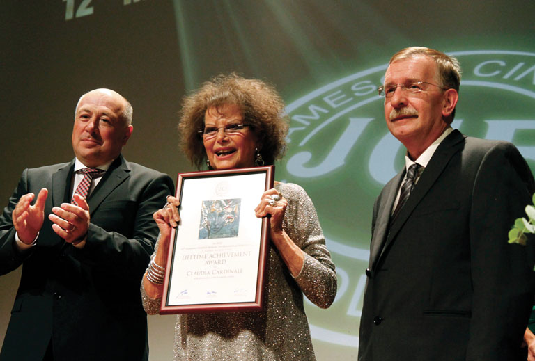 Claudia Cardinale a 12. Jameson CineFest Miskolci Nemzetközi Filmfesztivál életműdíjával (Fotó: MTI/Vajda János)