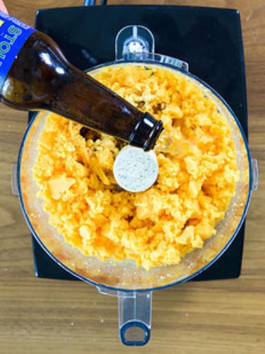 Így készül a sajtos melegszendvics sörrel töltve