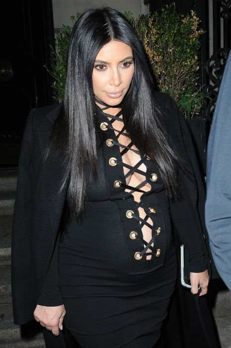 Pocakig kivágott domina szerkóban parádézott Kim Kardashian 