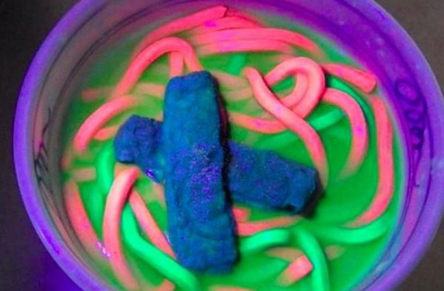 Feltalálták a neonszínű, világító tésztát