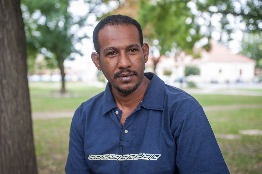 Musa, aki Szudánból érkezett, már oltalmazottként elismert menekült Magyarországon. Jelenleg fővárosi parkokban alszik.