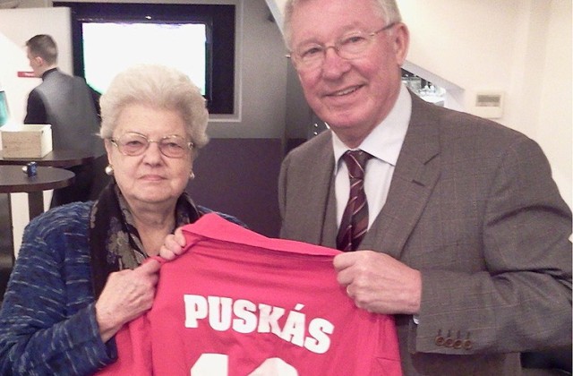 Puskás Ferenc özvegye Sir Alex Ferguson társaságában – fotó: puskas.com