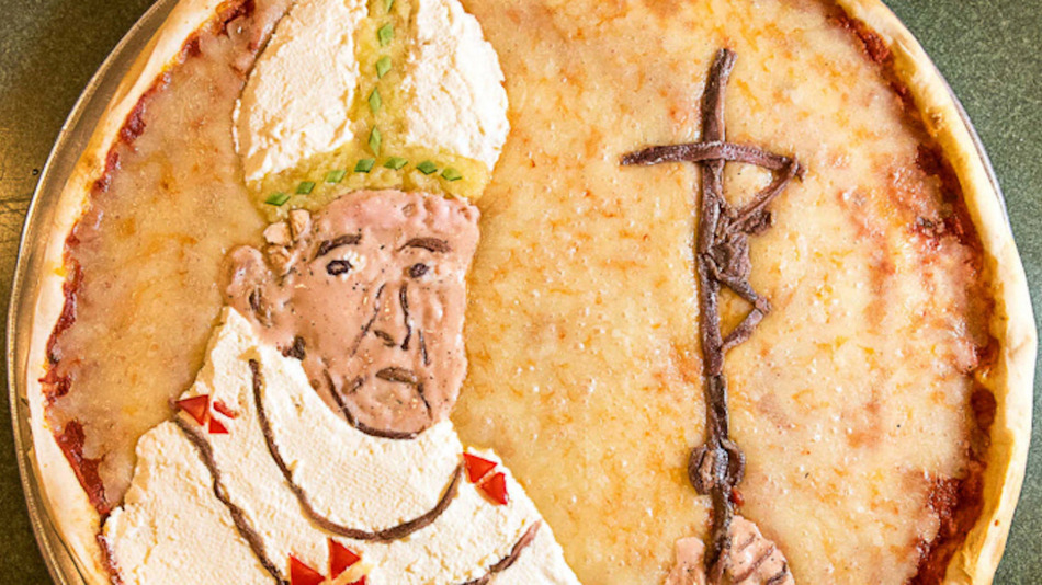 Egy New York-i pizzériában pápapizzával tisztelegtek az egyházfő előtt 