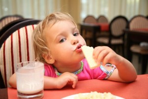 9 gyerekbarát tipp, hogy ne fulladjon botrányba az éttermi ebéd