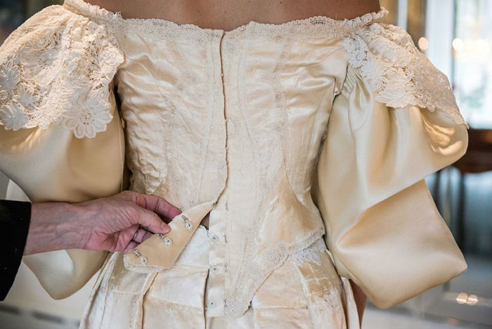11 generáció ment férjhez ebben a 120 éves ruhában  