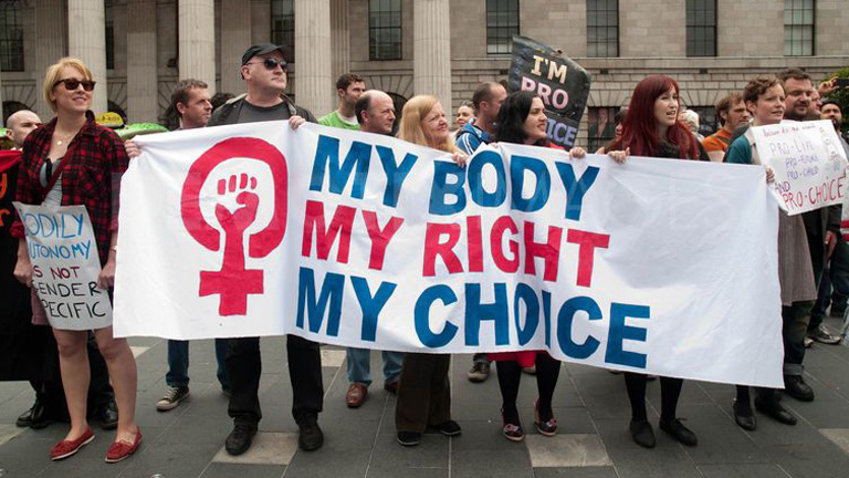 Írországban csak kivételes esetekben engedik meg a terhességmegszakítást.