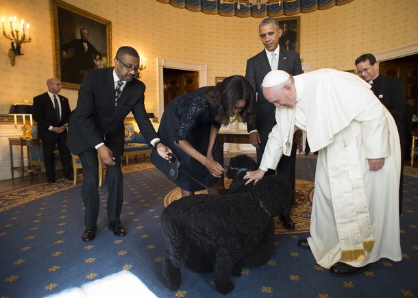 Ferenc pápa még Obama kutyáinak is bemutatkozott 
