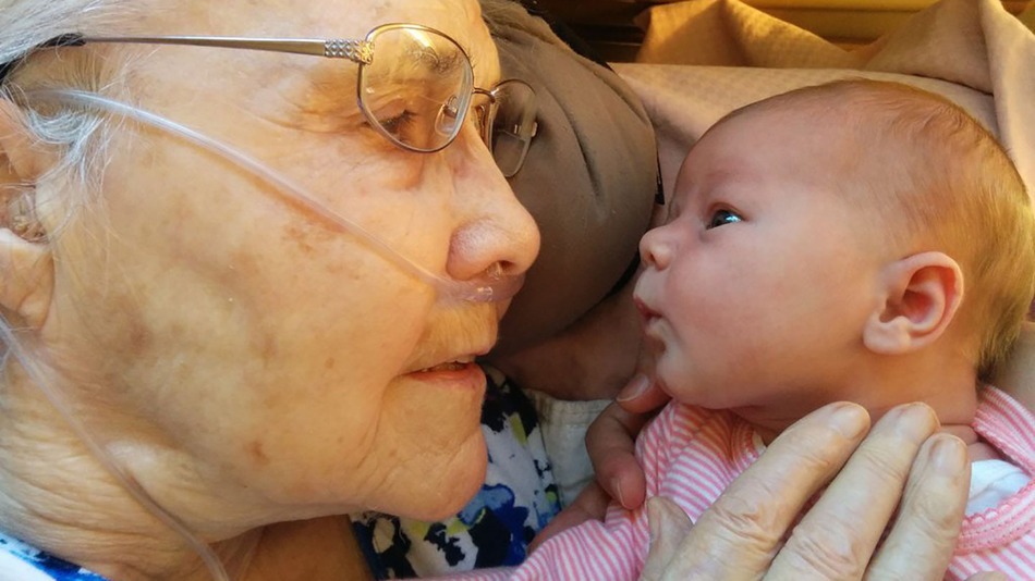 Az újszülött először találkozik 92 éves dédnagymamájával - megható fotó