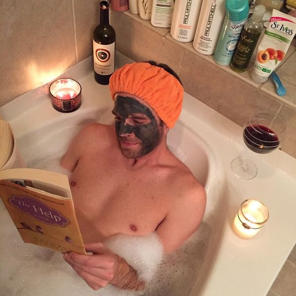 Ezen röhög az egész világháló: pasik pucsítós, csücsörítős, habos fürdős képei az instagramon