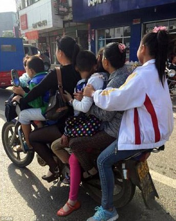 Sok kínai ember kis motoron is elfér - cirkuszba illő mutatvány a kínai utakon